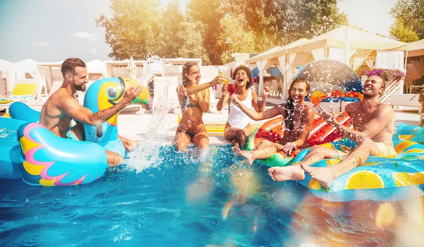 Festa in piscina con limoncello italiano